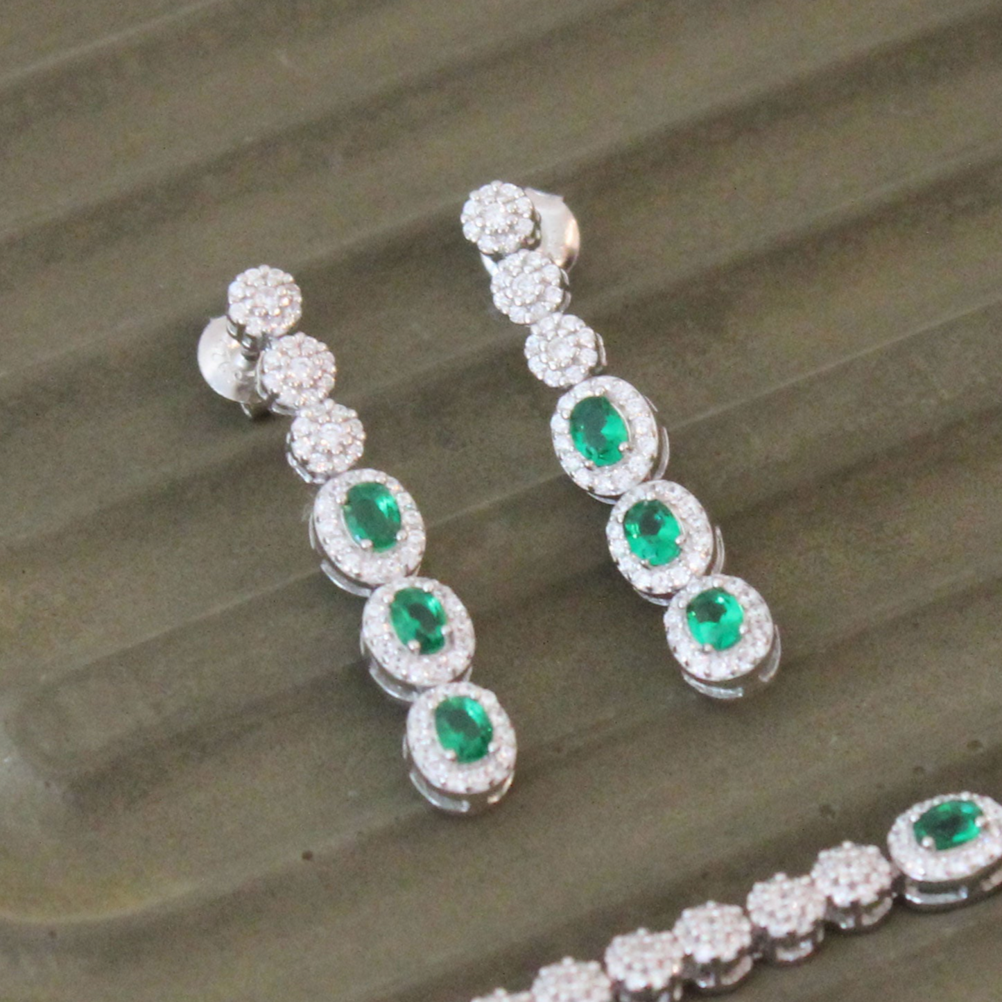 Royal emerald earrings